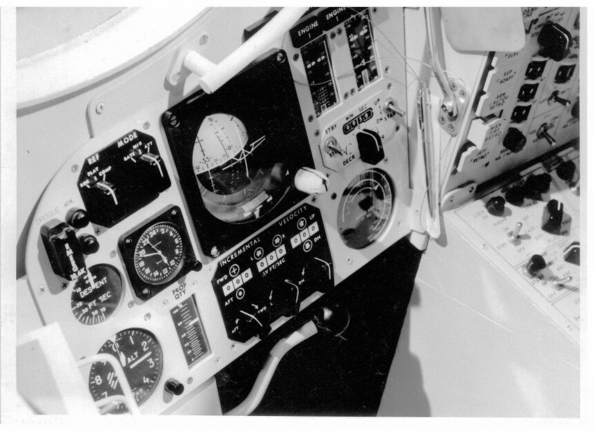 Accutron s 24hodinovým číselníkem greenwichského času byly speciálně navrženy pro kosmickou loď NASA Gemini V z roku 1965.
