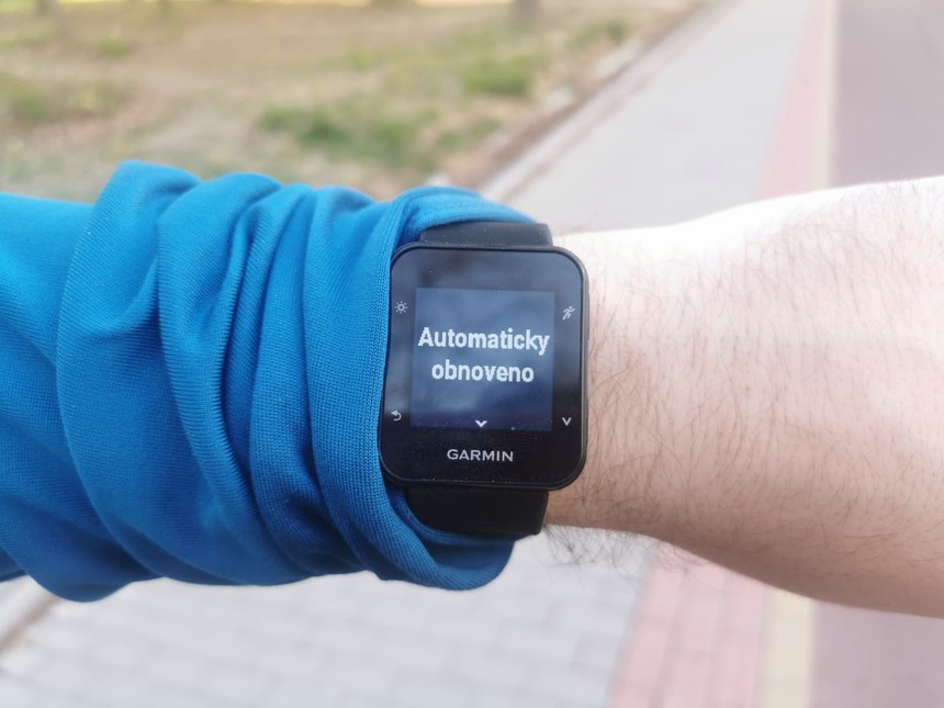 Jakmile se oěpt rozběhnete, hodinky automaticky znovu spustí aktivitu
