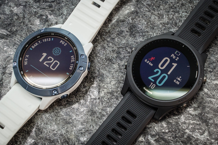 Fenix 6 se safírovým sklem (vlevo) a Forerunner 945 s Gorilla Glass sklem (vpravo). Gorilla Glass pod přímým světlem má o něco méně odlesků.