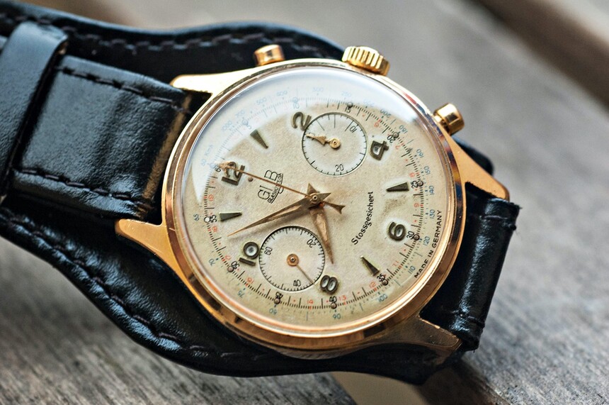 Hodinky GUB Stossgesichert. Zdroj: www.monochrome-watches.com