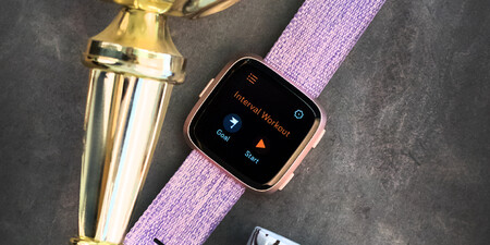 SOUTĚŽ: Poraďte nám hosty do podcastu a vyhrajte chytré hodinky Fitbit Versa